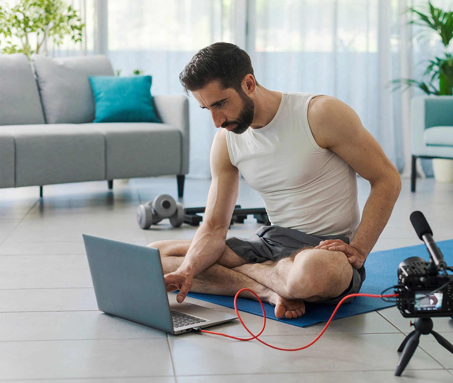 Person check his laptop in a workout environment